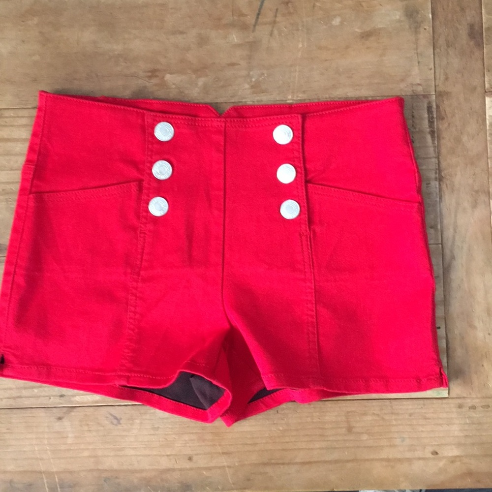 Red high waist navy style short.